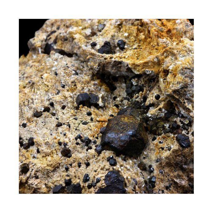 Pierres et Minéraux. Pyrite + Calcite + Dolomite. 1098.0 ct. Lamalou-les-Bains, Hérault, France..