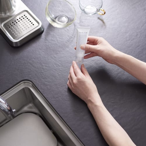 Get a great deal with this set of two Hands AP.P (Hands A Professional Protection) hand creams. Fragrance-free, highly moisturizing for dry skin, non-