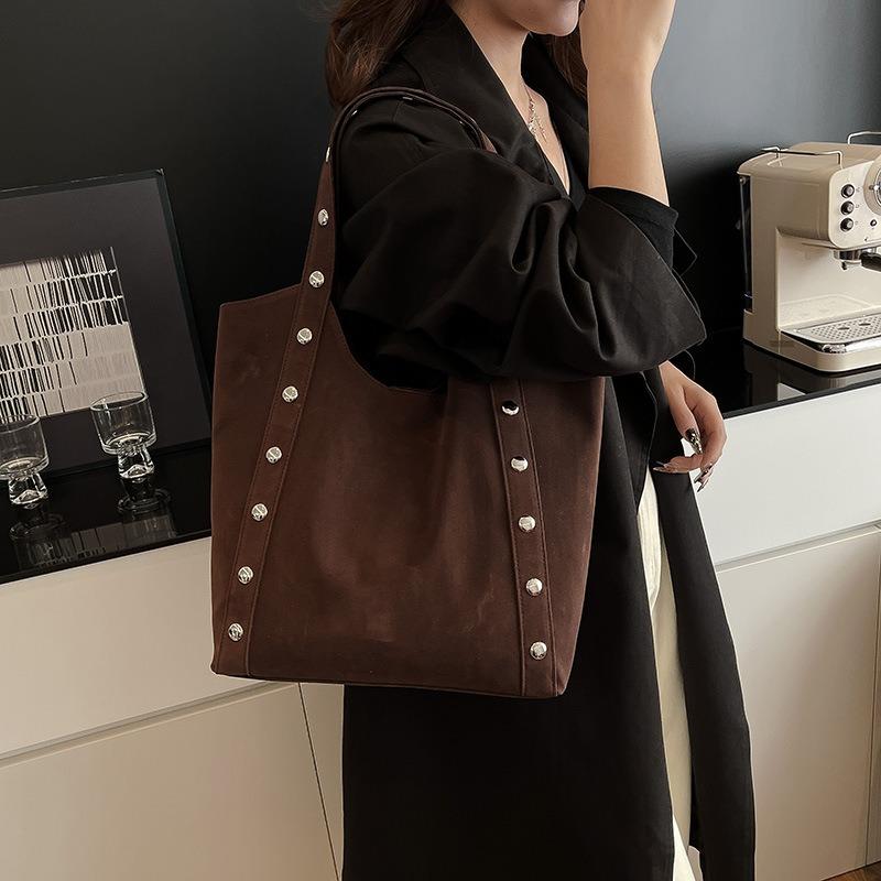 Retro Frosted Große Kapazität Nieten Tragetasche für Damen 2026 Neue Modische Unterarm Pendler Schultertasche