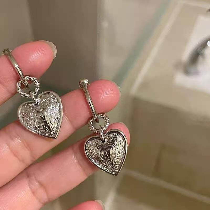 Retro Embossed Heart Stud Earrings Light Luxury Niche High Texture Personalized Versatile Temperament Fashion Ear Jewelry Holiday Gift For Ladies