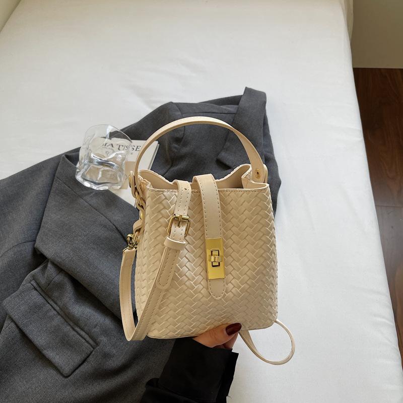 High-value fashionable hand-carried bucket bag women's autumn new niche simple casual shoulder messenger bag