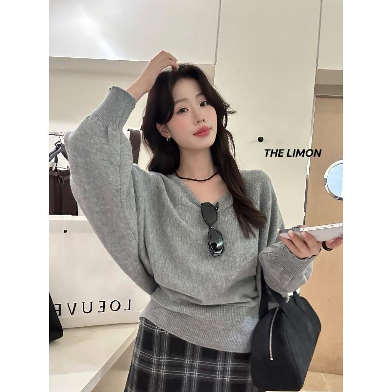 Design bat sleeve knitted sweater base loose light gray apricot new autumn and winter atmosphere collar straps