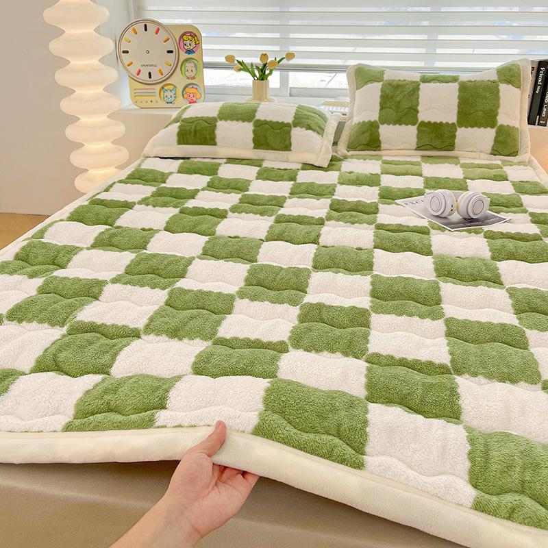 Thickened Coral Fleece Winter Mattress Pad for Dorms and Rentals