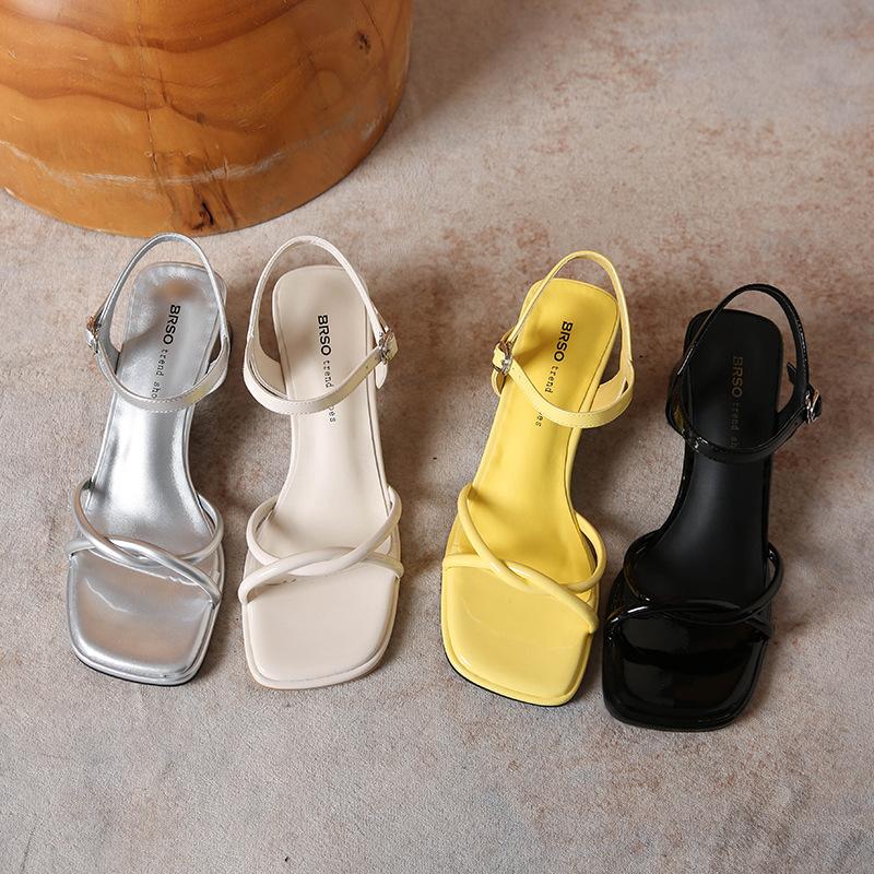 Hochhackige Sandalen Frühling und Sommer 2025 neu silberne Mode Perlenriemen Feenwind Wort mit dickabsatzigen Sandalen Frau