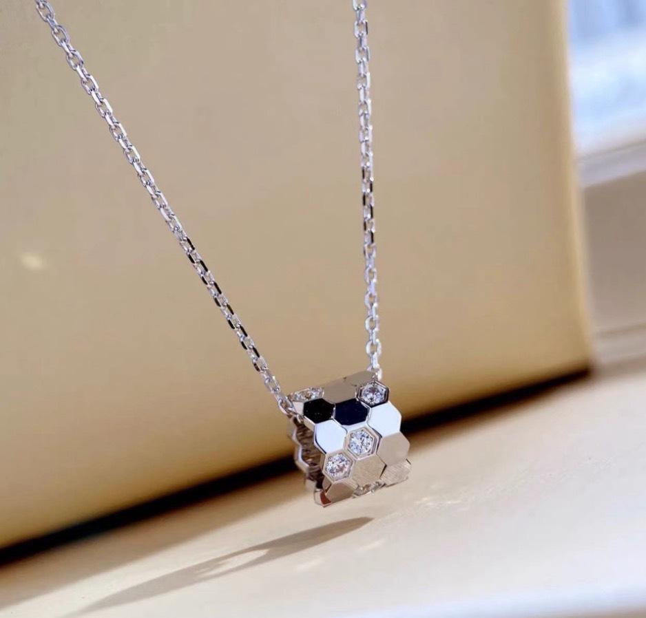 

Rose Gold Smile Clavicle Necklace: Diamond Honeycomb Design for Women