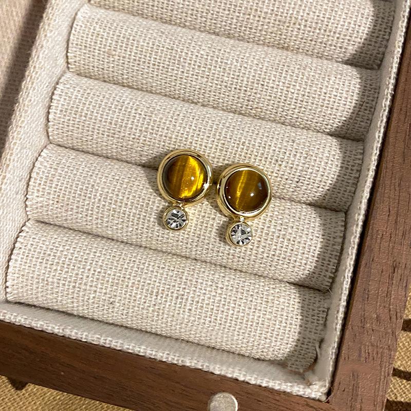 2024 Retro Amber Brown Women's Stud Earrings: High-End, Light Luxury, Niche Hong Kong Style