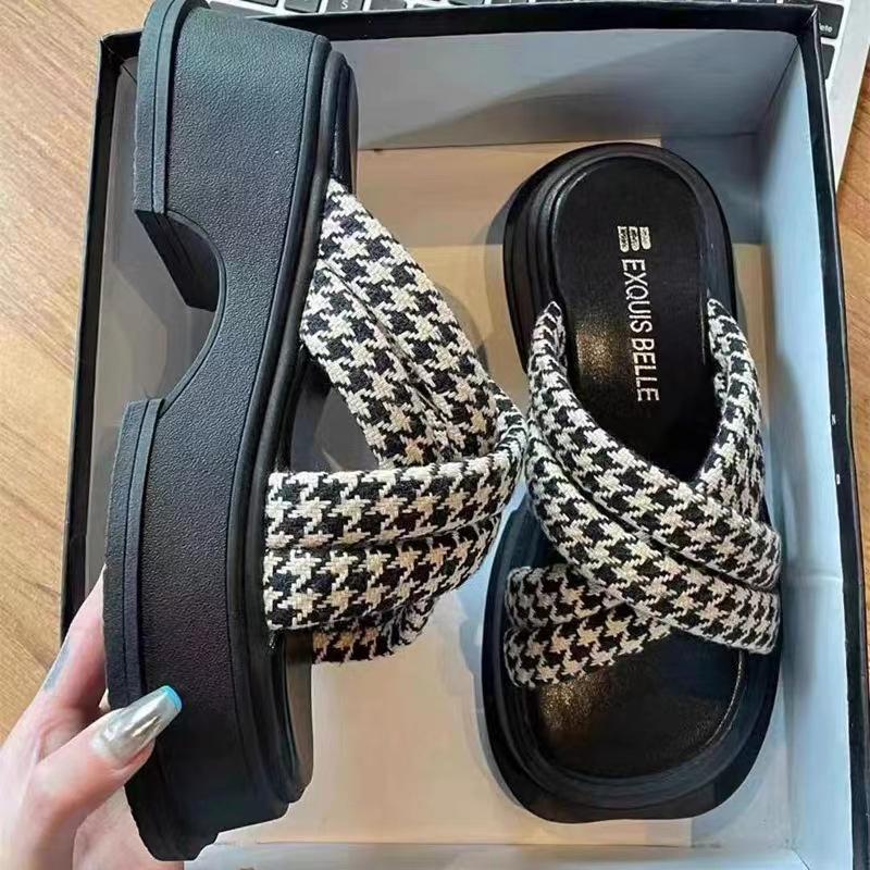 New Thick Soled Flip-flops for Women Retro Square Head Fashion Women Wearing Beach Shoes