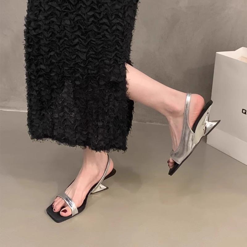 Fashion Celebrity Style One-word Buckle Strap Sandals 2025 Summer New Cool Drag Temperament Women Fashion with Skirt Semi-slippers