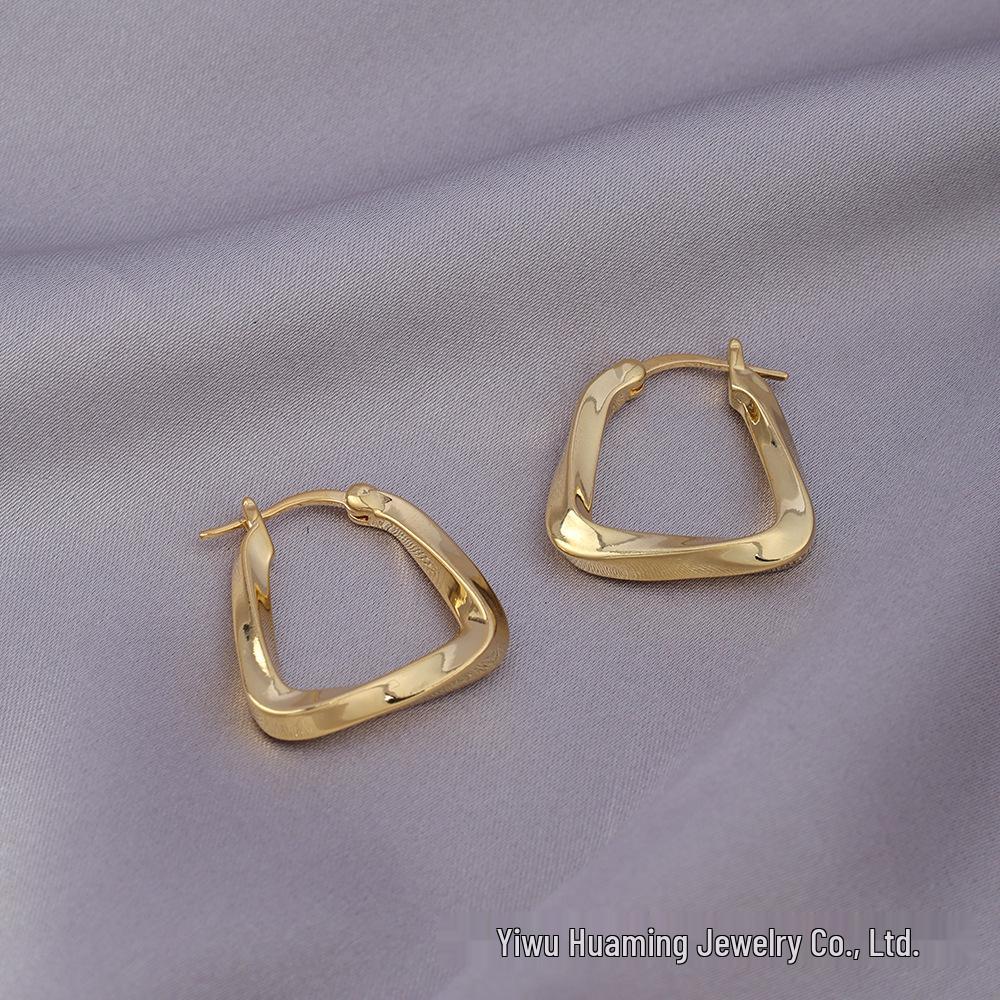 

Retro Hong Kong Style Hoop & Stud Earrings: Light Luxury French Design with Irregular Copper Ear Cuffs