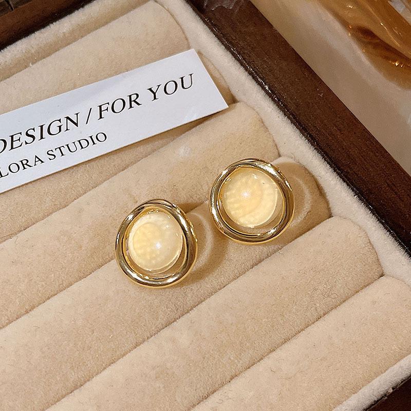 Gold Pearl Set Earrings New Stud Earrings Women's Niche Design Light Luxury Retro Temperament Earrings Earrings
