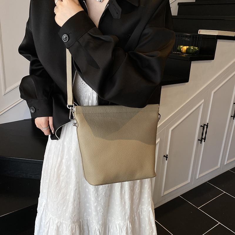 Fashion Pebbled Pattern Shoulder Bag New Soft Leather Texture Underarm Bag Large Capacity Commuter Crossbody Bag