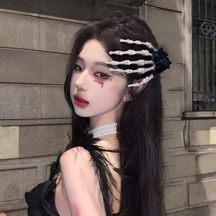 Pince à Cheveux Main Squelettique - Accessoire Griffe Rose Gothique - Épingle Latérale Macabre d'Halloween