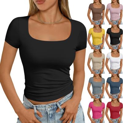 Dámská móda, ležérní štíhlé tričko s krátkým rukávem a čtvercovým výstřihem dole, svrchní oblečení