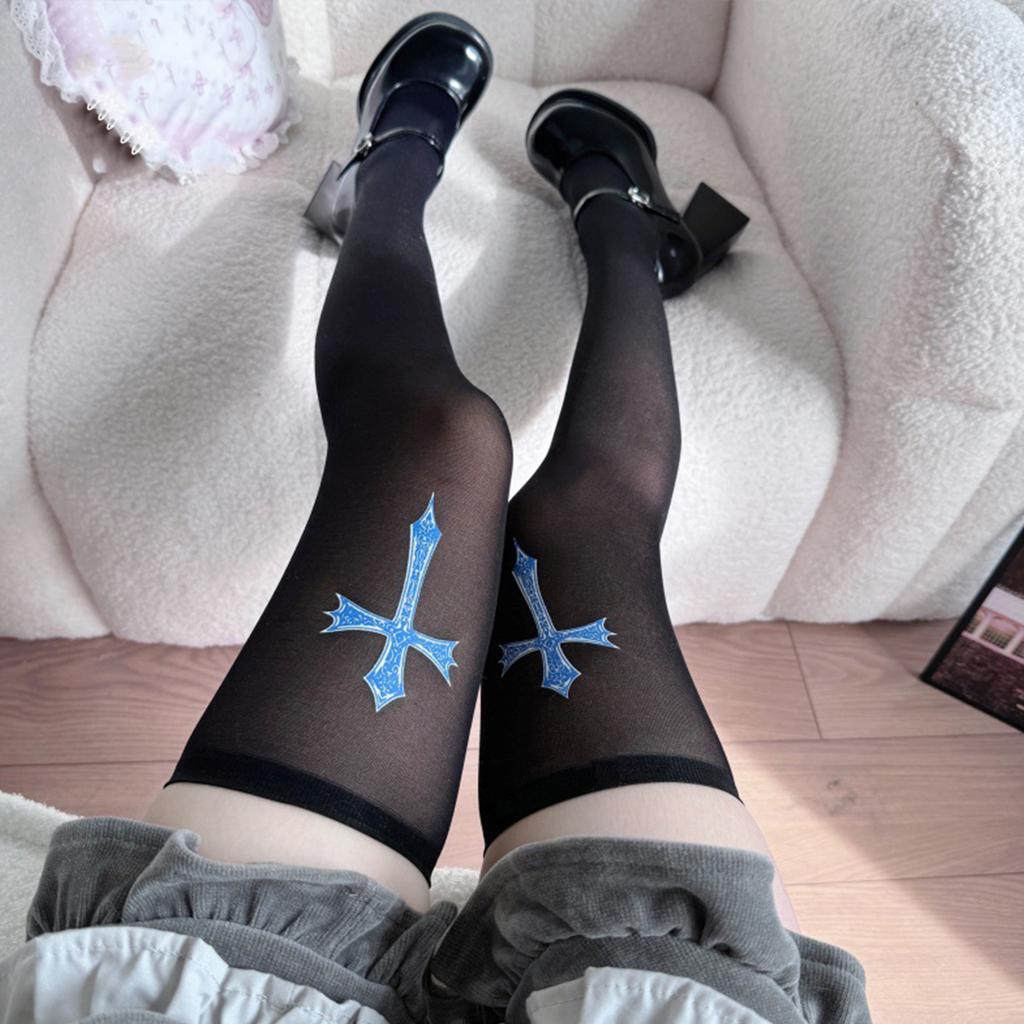 Ein Paar entzückende kniehohe Socken im japanischen Stil mit Kreuzmuster und weißem Seidenvelours, süße Mädchen-Oberschenkelstrümpfe