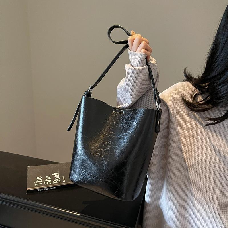 Einfache Tasche in Unifarbe Damen neue High-End-Textur Nische Pendlertasche Eimertasche Umhängetasche