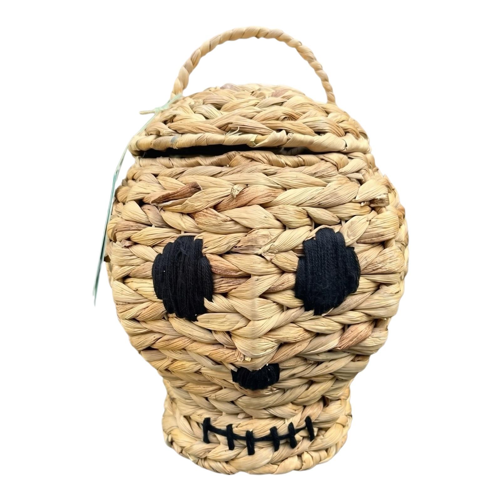 

Woven Skull Shape Basket with Lid Handcrafted Storage Container Decorative Basket for Seasonal Holiday Use and Home Organization One Size