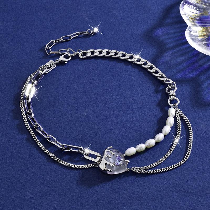 

Красиво выполненное массивное цепное ожерелье для женщин с формой сердца и перламутровыми вставками