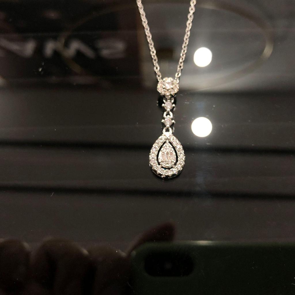 Luxury Pear-Shaped Diamond Pendant Necklace for Women – Water Drop Design with Clavicle Chain.
