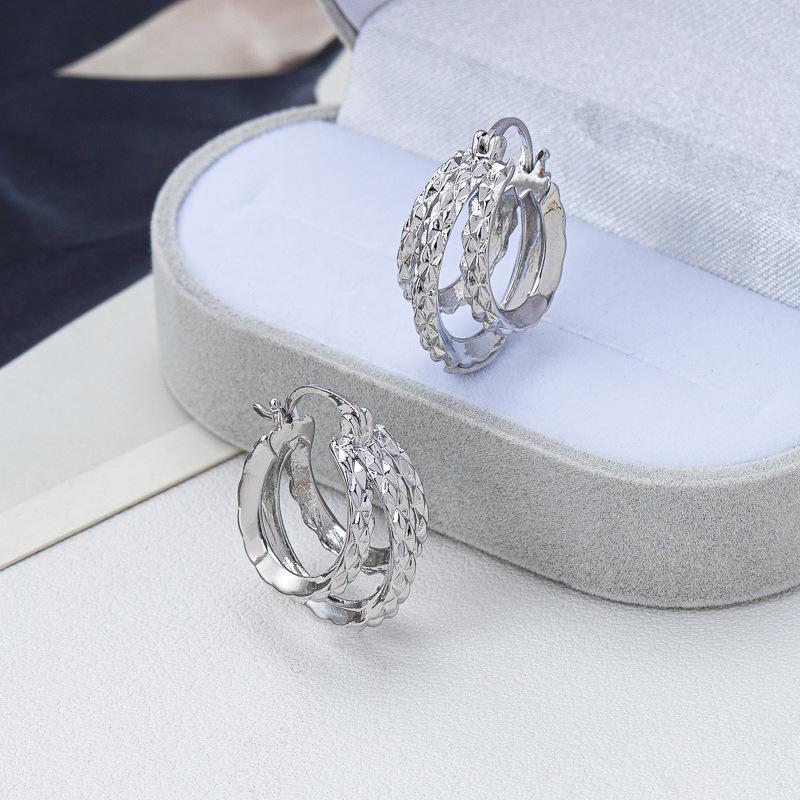 European and American Retro Light Luxury Metal Wind Gear Engraved Smooth Round Ear Buckle Earrings Fashionable and Simple Earrings