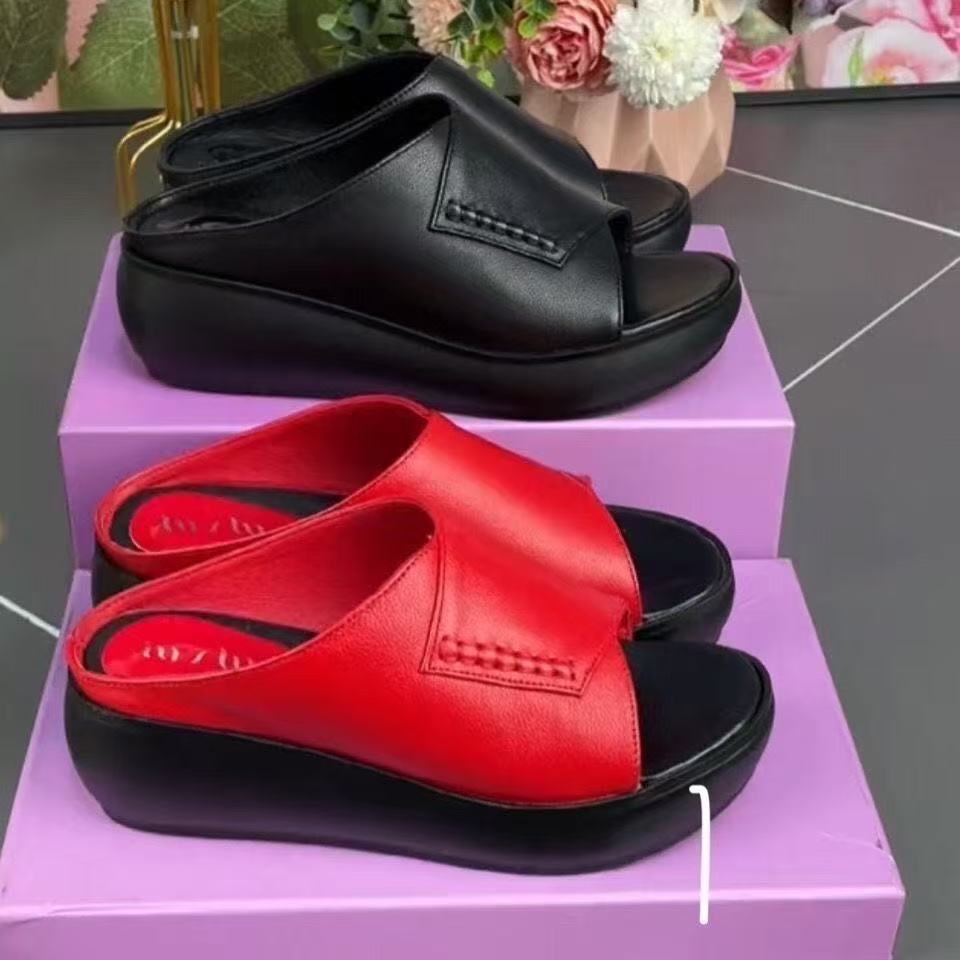 

Крутые тапочки женские весенне-летние для улицы 2025 новые из мягкой кожи на толстой подошве с увеличением роста обувь на мягкой подошве туфли с открытым носком шлепанцы на перемычке 40