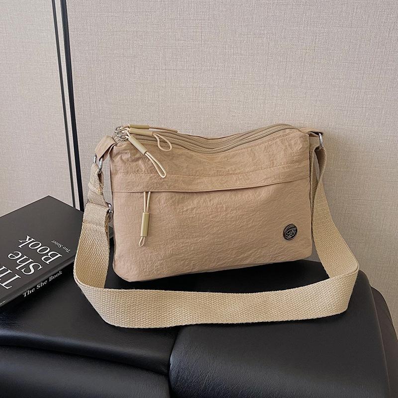 Korean version of fashion women's niche commuter small backpack 2025 new casual and lightweight shoulder messenger bag daily bag