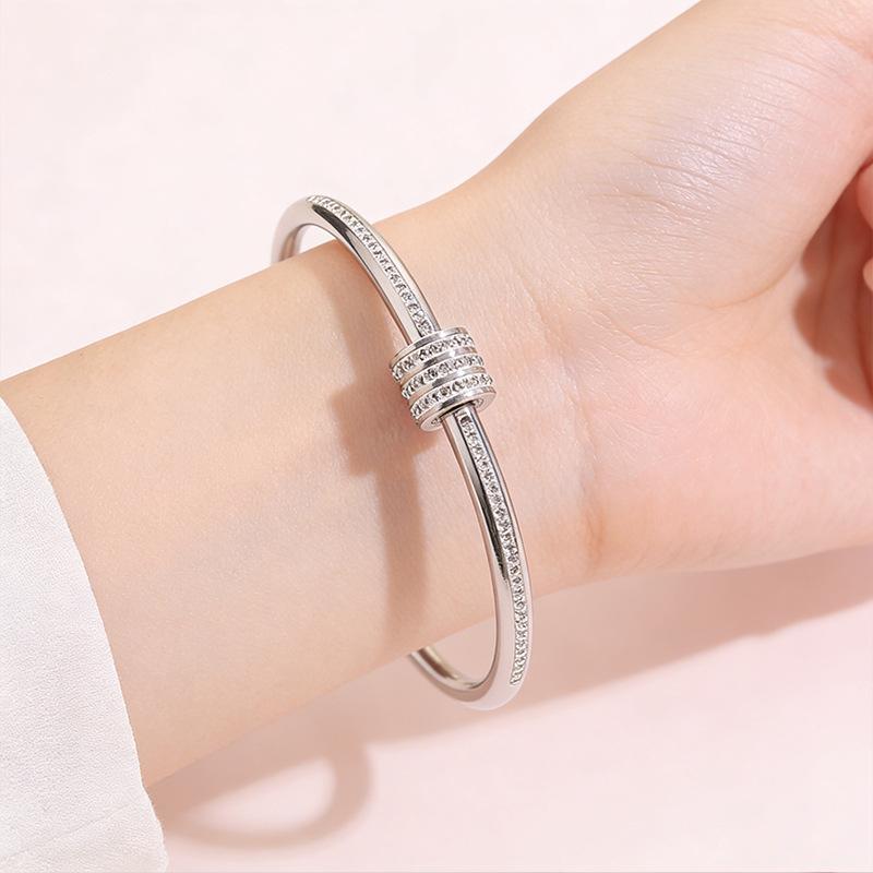 Neues vielseitiges und modisches schmales Taille drehbare Öffnung leichter Luxusstil High-End-Armband
