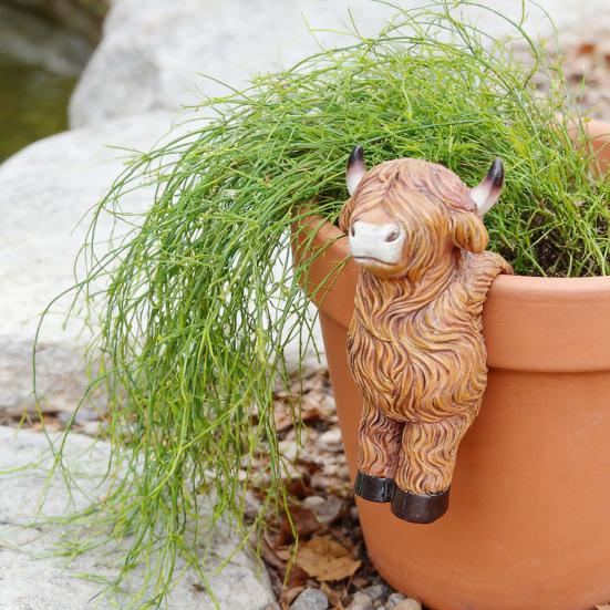 Highland Cow Statue Resin Small Cow Planter Pot Hanger Climbing Animal Flower Pot Hugger for Garden Patio Fence Lawn Yard Plant Pot Decor