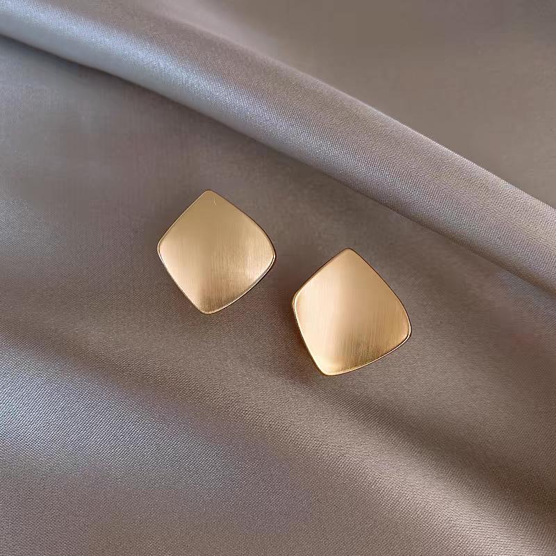 Cercei Europeni și Americani Aur Triplu Strat: Stil coreean simplu și versatil