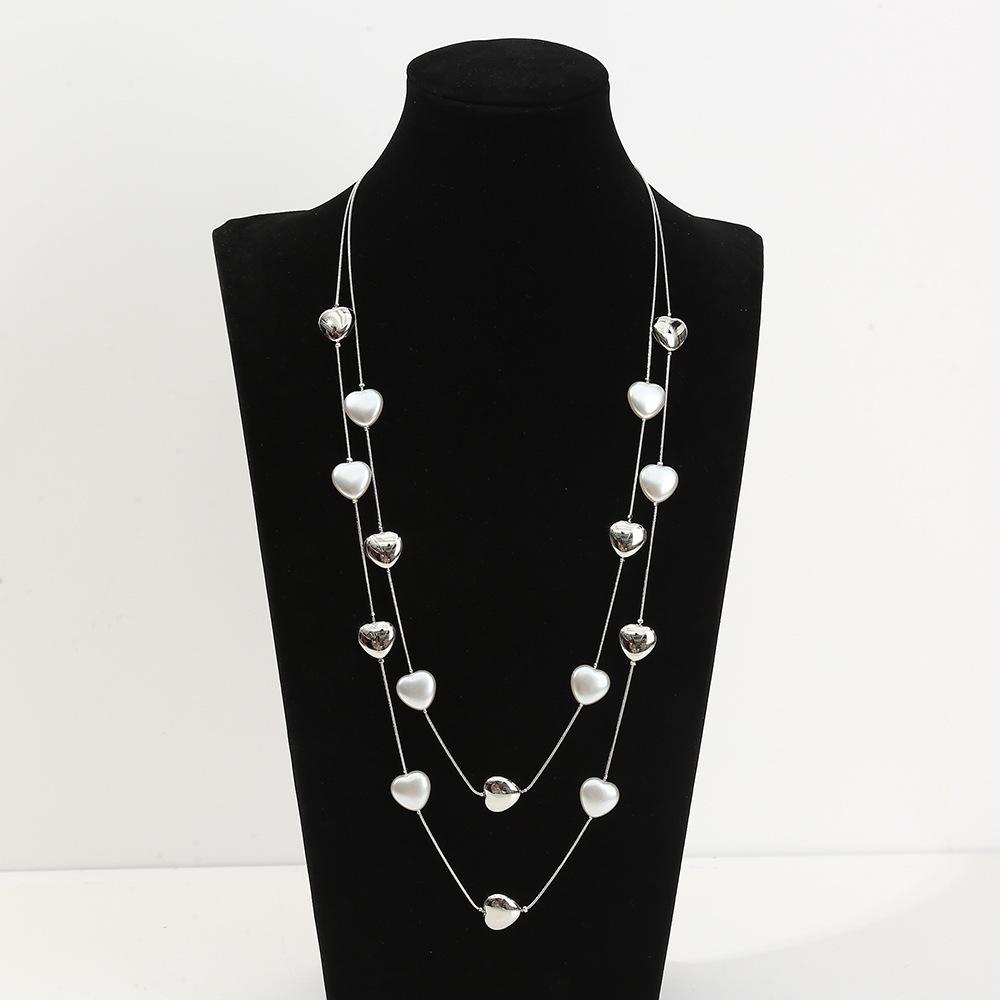 Versatile light luxury ins style sweater chain, cute design heart-shaped collarbone chain, metal copper decoration fashion long necklace