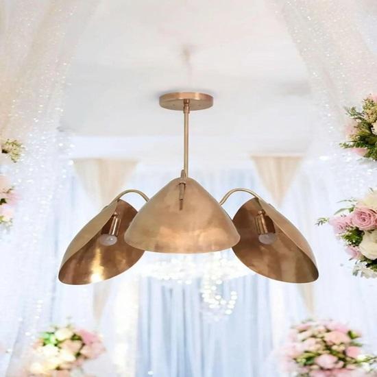 Moderní lustr inspirovaný stylem Stilnovo z poloviny století se 3 zakřivenými diskovými stínidly, design Sputnik ze surové mosazi, elegantní svítidlo do místností