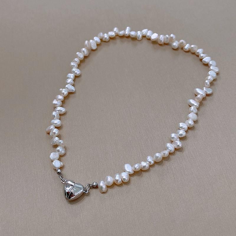 

Baroque Irregular Pearl Necklace: Peach Heart Clavicle Chain with Magnetic Clasp - Trendy Choker for Women.