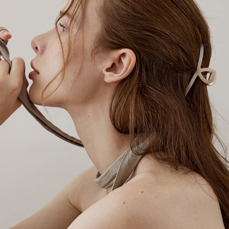 

Ssecondo Mini marble twist hair claw clip_9 colors Moonlit white