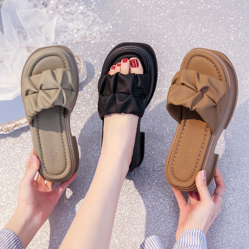Sandalen mit weicher Sohle, ein Wort, Oberbekleidung, Sommer 2025, neue Internet-Berühmtheitsmode, Plateau-Strandschuhe für Damen, coole Hausschuhe