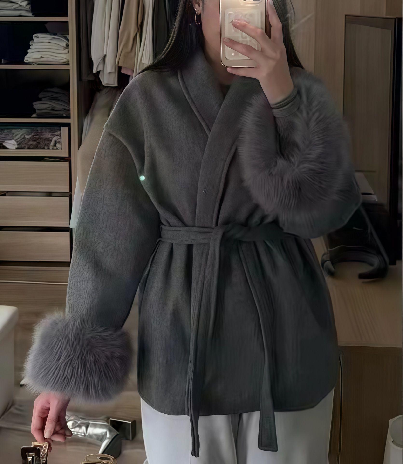 

Женский короткий тренч с глубоким V-образным вырезом, поясом для завязывания и серыми пушистыми помпонами на манжетах, элегантный повседневный стиль L темно-серого