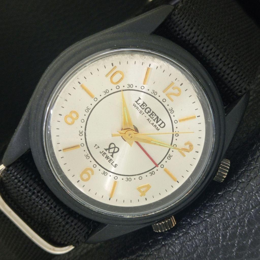 

REFURBISHED VINTAGE LEGEND HAND-WINDING SWISS MENS SILVER DIAL WATCH a703104-1 R213-a703104