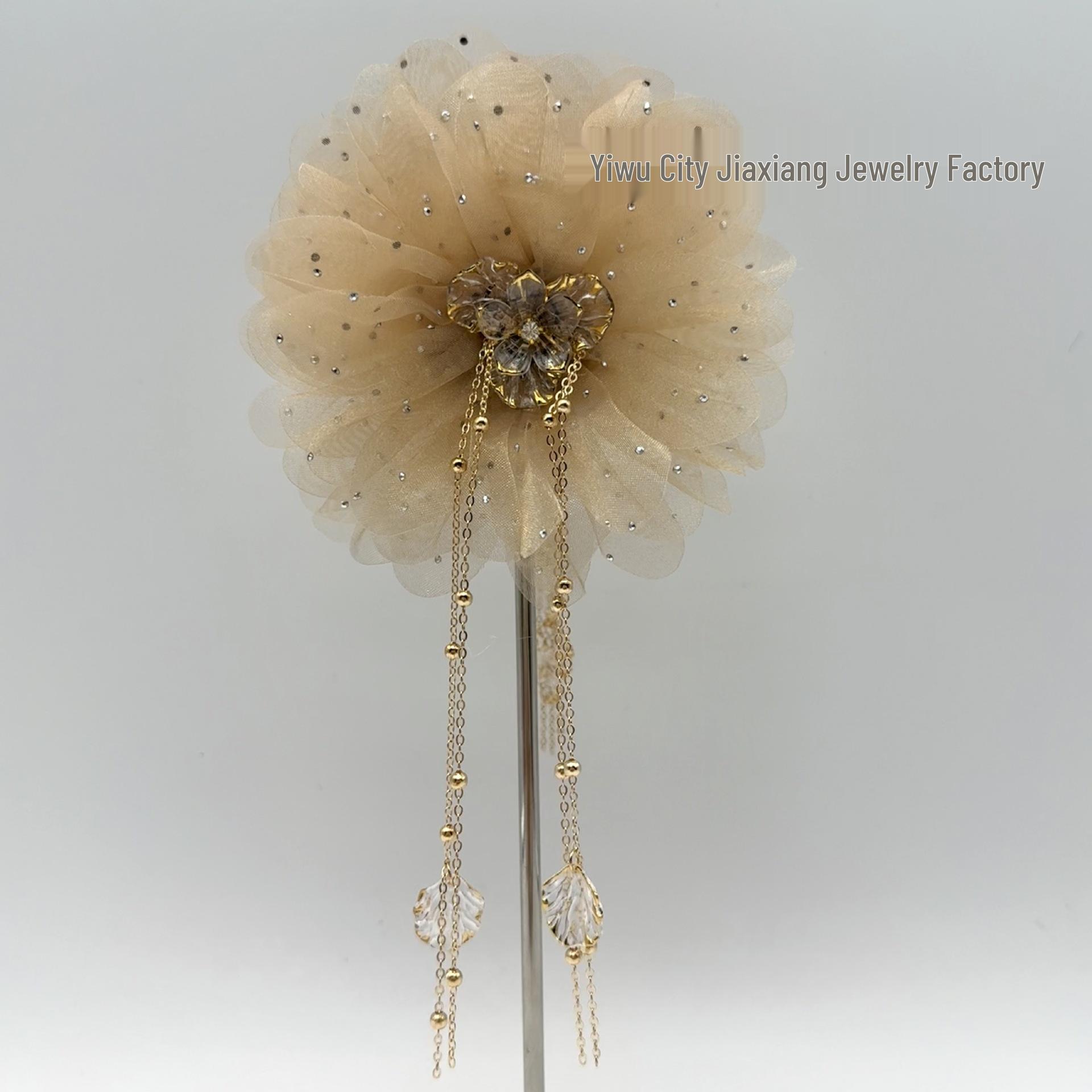 Elegant Gold Jade Leaf Tassel Hair Claw Clip