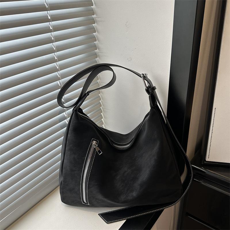 Large Capacity Crossbody Bag with A Single Shoulder Strap for Daily Commuting, Bucket-shaped Tote Bag