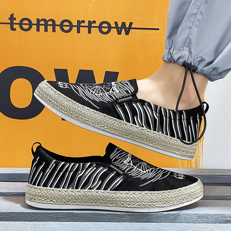 Fashion Low Top Canvas Shoe for Men Fashionable Student Board Slip-on Loafers Men Casual Flat Shoe Sapatos Masculinos Tenis Para Hombre