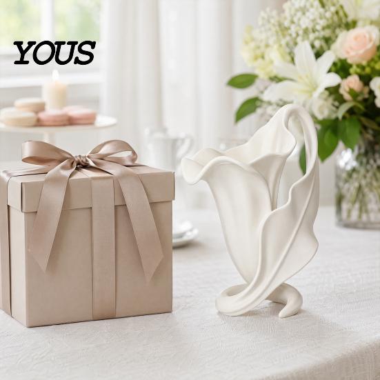 Abstrakte Keramik-Optik Vase 3D-gedrucktes Calla-Lilien-Ornament, Eleganter matter Off-White Blumenhalter mit stabiler Spiralornament-Basis, Minimalistischer Schreibtisch