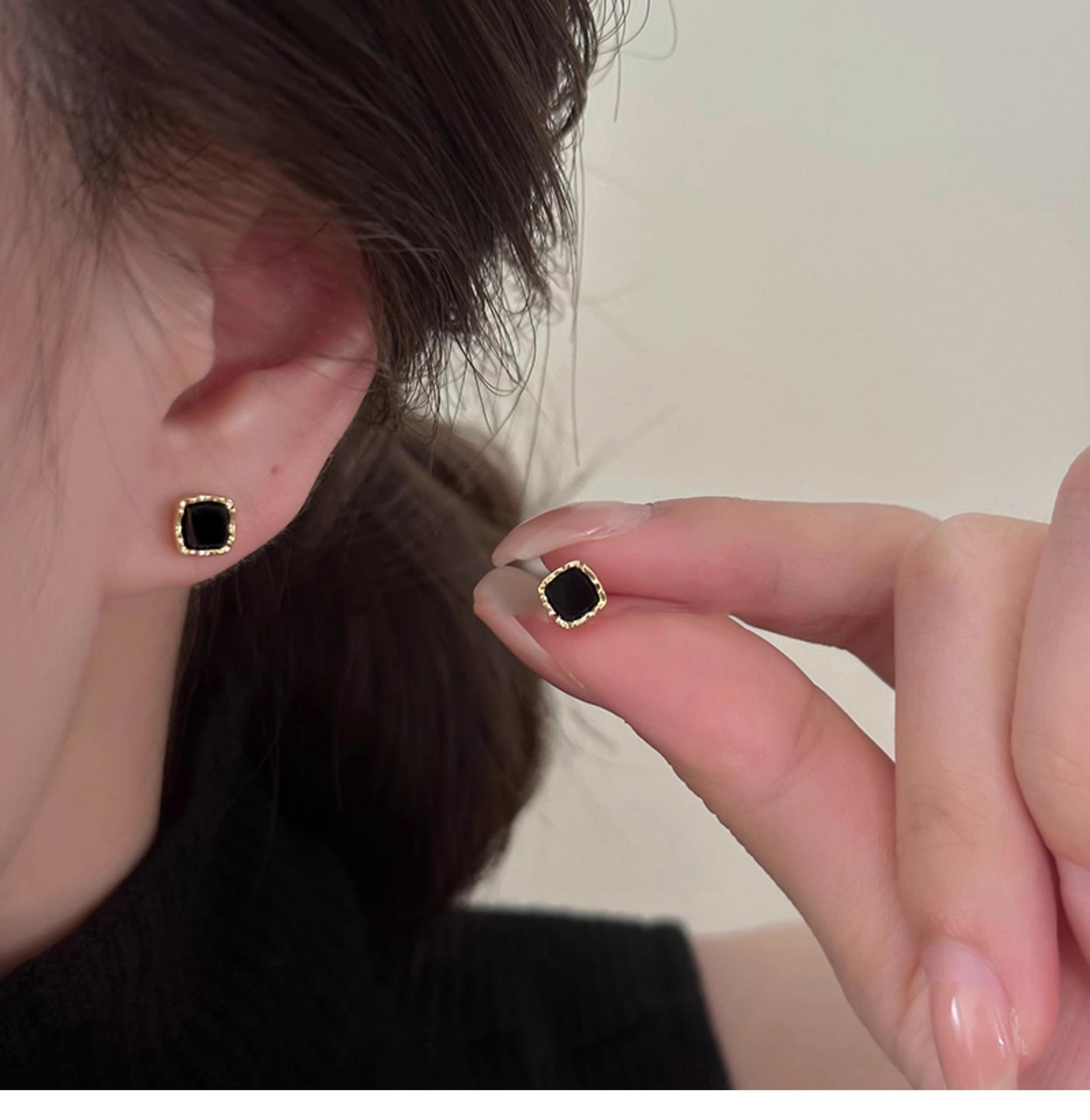 Chic Geometric Black Square Stud Earrings - Elegant, Versatile, Minimalist Design золотой