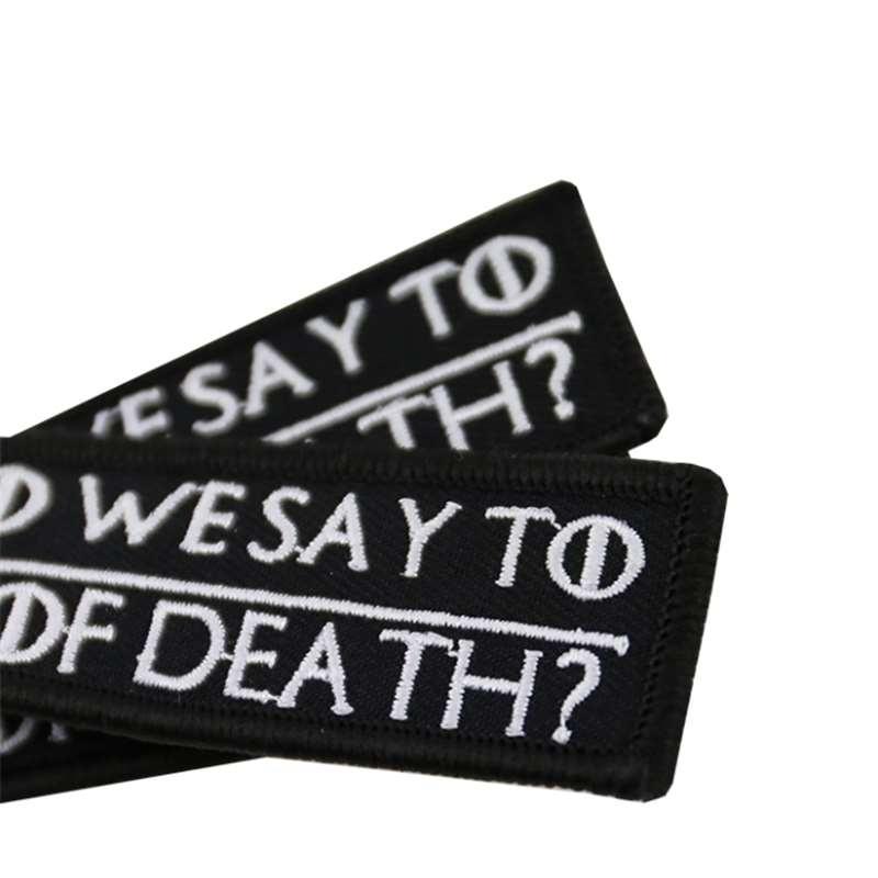 Entfernen Sie den Schlüsselanhänger „WAS DO WE SAY TO THE GOD OF DEATH“ vor dem Flug