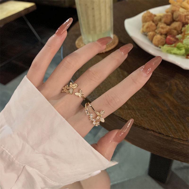 Luxusní korejský nastavitelný prsten s motýlem - elegantní, neblednoucí, dvouvrstvý design