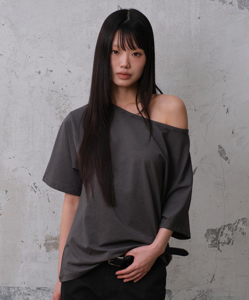 Daibeuinumeon Stripe One Shoulder T-Shirts (Charcoal)