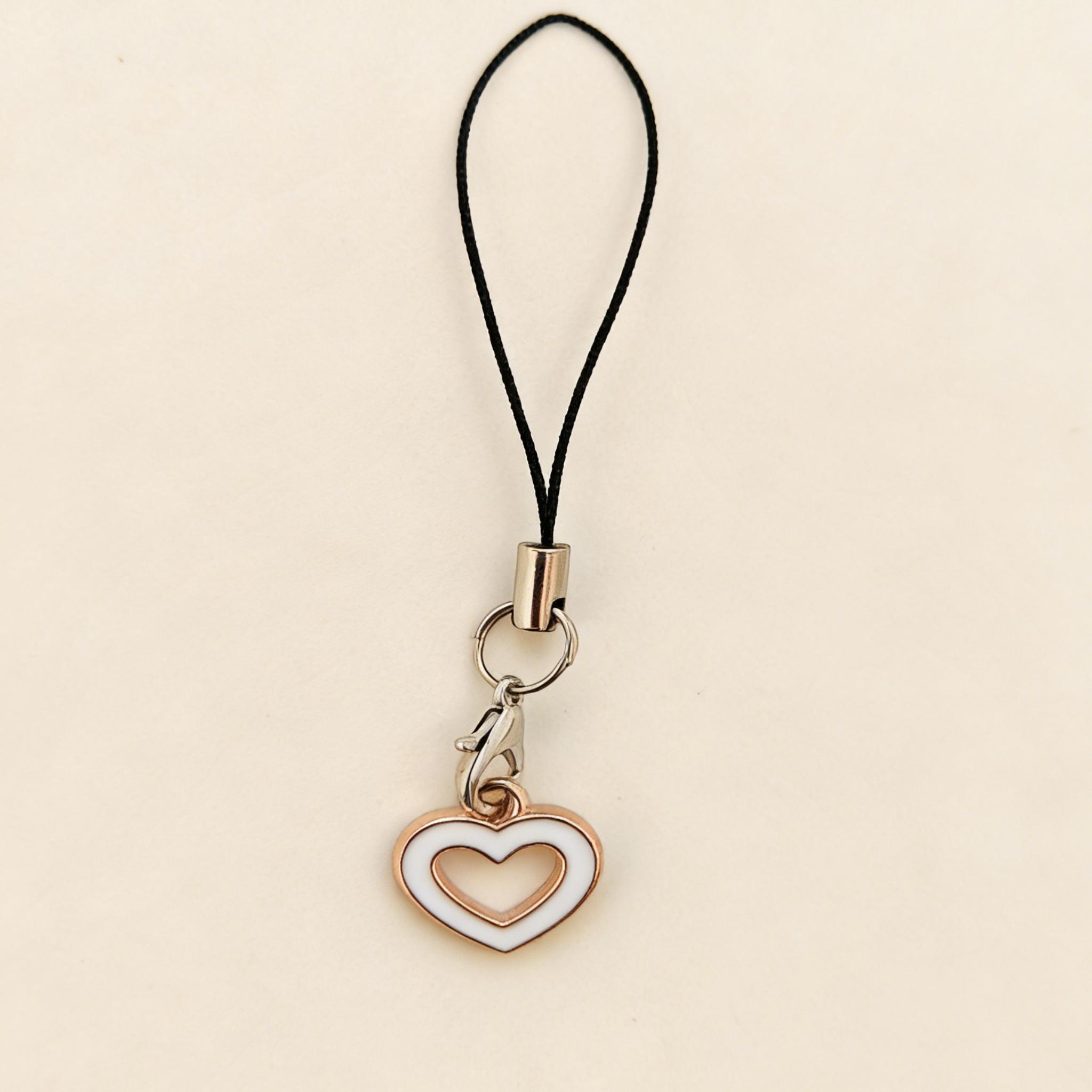 

Hollow Heart-Shaped Phone Lanyard, White/Black Heart-Shaped Pendant, Hangs Lightly on the Phone, Instantly Injecting Sweetness into Everyday Outfits білий