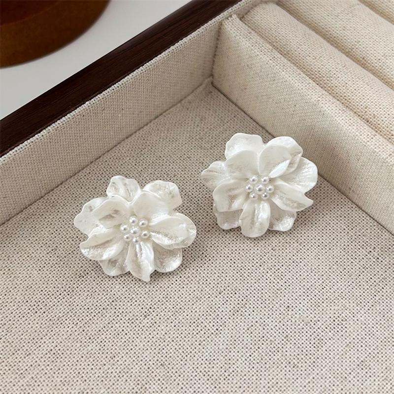 Big White Camellia Flower Imitation Pearl Stud Earring for Women Elegant Korean Sweet Resin Ear Wedding Party Jewelry