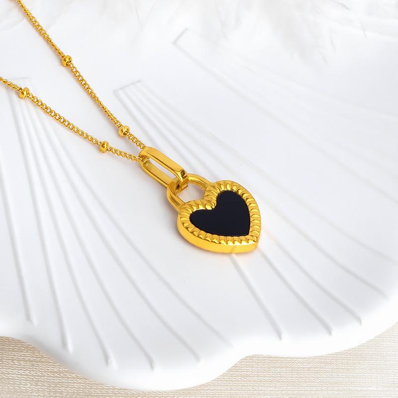 Double-Sided Black Peach Heart Necklace - Women's Niche Design, Light Luxury, 2022 Titanium Steel, Black & White Clavicle Chain.