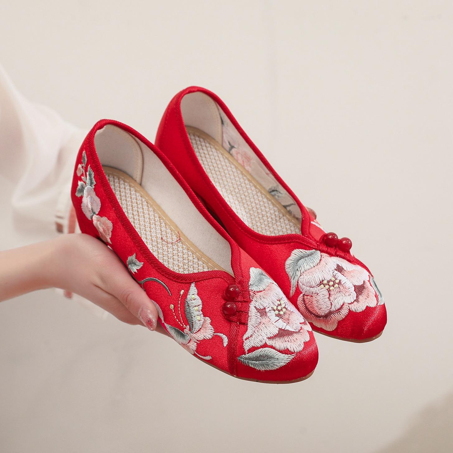 

[Fallen Butterfly] Весенние новинки 2024 года, старинные и элегантные женские туфли с острым носком, обувь на среднем каблуке из старой пекинской ткани, универсальные туфли-чонсамы 41 красный