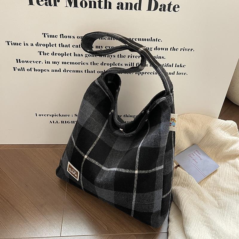 

Casual personality fashion trend tote bag autumn and winter new bag 2025 texture simple women s shoulder bag