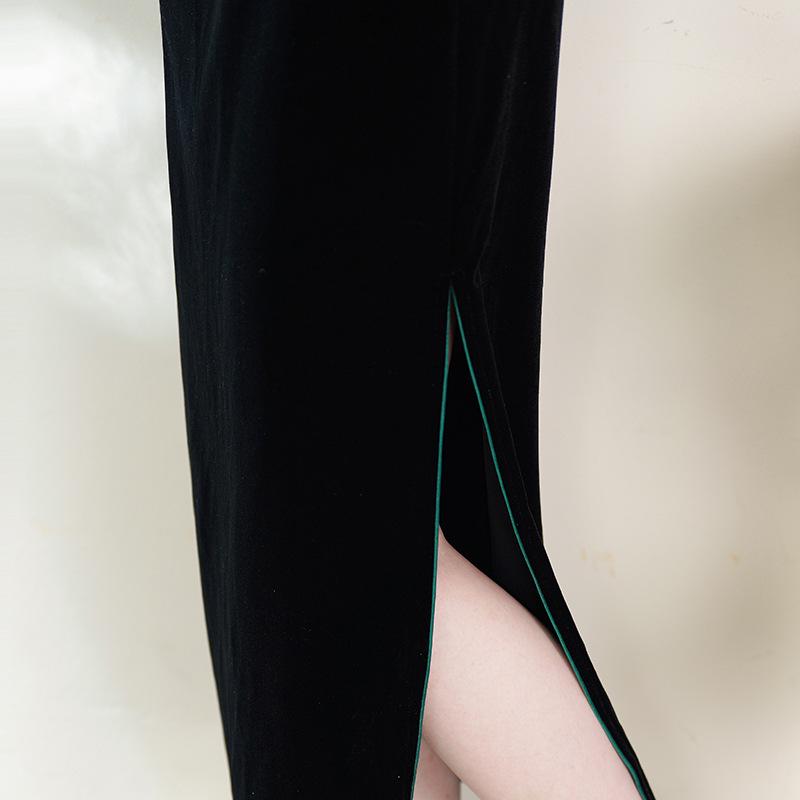 Velvet Long Sleeve Dignified Slimming Black Cheongsam - Retro Chinese Style for Autumn 2025.