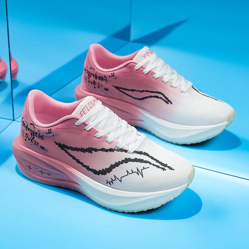 

Граффити действительно взрывоопасные кроссовки для бега летающие электрические спортивные туфли для мужчин и женщин учеников средней школы весна новые ультралегкие гоночные туфли ca 44